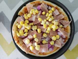 13、自制培根披萨,再放玉米粒