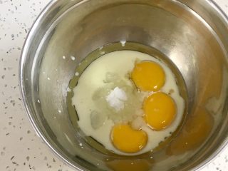 1、肉松小贝,分离出蛋黄，油，糖，牛奶放入盆里。