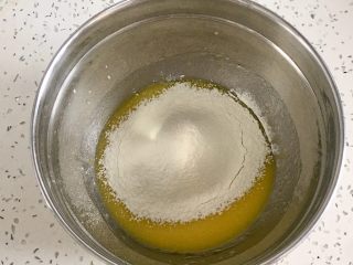 3、肉松小贝,筛入低筋面粉。