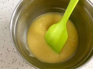 4、肉松小贝,用刮刀翻拌均匀，预热烤箱150度。