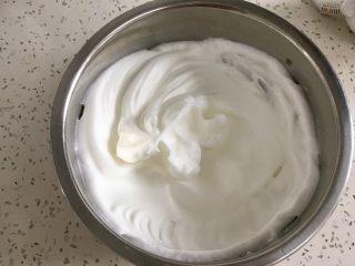 5、肉松小贝,蛋白中加入几滴白醋，糖分三次加入，打发到干性。