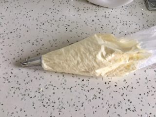 8、肉松小贝,装入裱花袋。