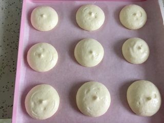 9、肉松小贝,挤到铺了油纸的烤盘里。