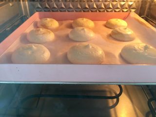 10、肉松小贝,放入预热好的烤箱，150度20分钟，我分了两盘烤的，居然都成了，第二盘也没有消泡。