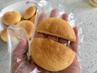 12、肉松小贝,取一个小圆蛋糕，平分切两半。