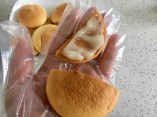 13、肉松小贝,在一半的底部加入自制的沙拉酱，夹多一点，好吃！