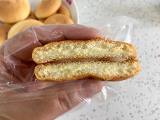 14、肉松小贝,两半合在一起。