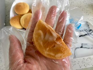 15、肉松小贝,合在一起后，整个都在表面图上沙拉酱。