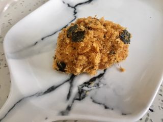 16、肉松小贝,放入海苔肉松里滚一滚，沾满肉松。
