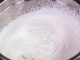 9、【免烤箱蛋糕】零失败芒果慕斯蛋糕,将淡奶油打发至5-6分发。此时的淡奶油出现明显纹路,提起打蛋头后,滴落的淡奶油可以堆叠在表面而不是马上消失,但是整体淡奶油还是呈液体流动状。