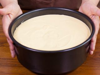 12、【免烤箱蛋糕】零失败芒果慕斯蛋糕,.将芒果慕斯液倒入蛋糕模,轻轻震去大气泡