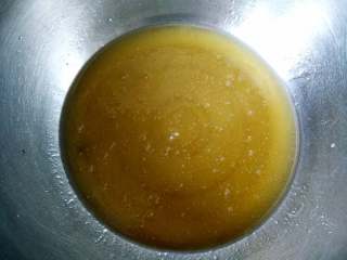 2、 广式五仁月饼蜂蜜版（不用转化糖浆）,用蛋抽搅打均匀