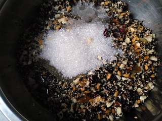 7、 广式五仁月饼蜂蜜版（不用转化糖浆）,加入细砂糖、蜂蜜、白酒、凉开水和花生油，混合均匀