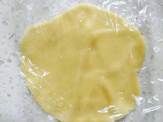 12、 广式五仁月饼蜂蜜版（不用转化糖浆）,逐个隔保鲜膜用擀面杖擀薄