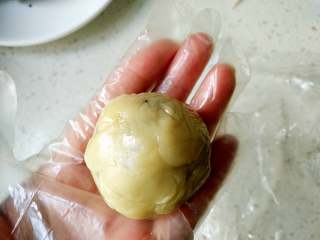 14、 广式五仁月饼蜂蜜版（不用转化糖浆）,包起来，搓圆