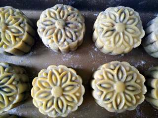 18、 广式五仁月饼蜂蜜版（不用转化糖浆）,五分钟后取出表面刷蛋液