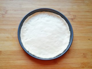 7、紫薯披萨,擀成和模具一般大小面饼，放进披萨盘里。