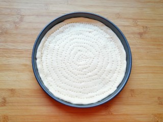 8、紫薯披萨,用叉子扎上小孔，防止饼皮在烤制的过程中凸起，做好的饼底静置15分钟左右进行二次发酵。