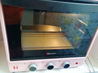 9、紫薯披萨,烤箱上下管190度预热。