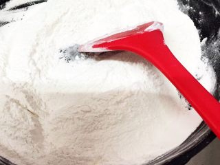 5、传统伍仁馅,炒至闻到米香，颜色发黄就可以了