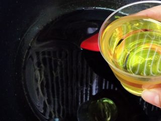 11、传统伍仁馅,倒入油