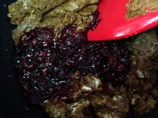 14、传统伍仁馅,继续炒，一直保持小火