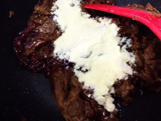 15、传统伍仁馅,加入奶粉，继续炒～