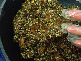 18、传统伍仁馅,继续炒啊炒，炒到温度降低后戴上一次性手套、抓捏均匀