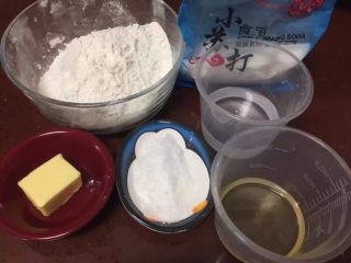 1、酥脆菠萝派,准备好派皮食材,称好备用