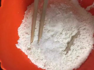 3、酥脆菠萝派,首先来做派皮,面粉加糖拌匀