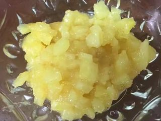 10、酥脆菠萝派,炒至水分收差不多时加入少许淀粉拌匀,出锅时加入炼乳搅拌均匀装盘备用,派馅就做好了