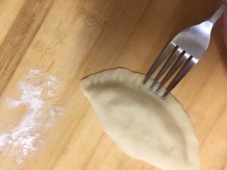 20、酥脆菠萝派,再用叉子压一下边缘