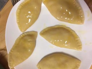 21、酥脆菠萝派,全部包好后,刷一层鸡蛋液