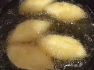 24、酥脆菠萝派,放入适量食用油,我用的是玉米油,七八成热时放入锅中,中火炸至两面金黄酥脆捞起,放在吸油纸上吸去多余油份就可以了