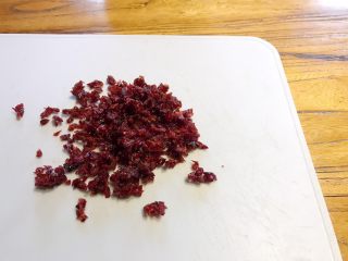 2、烘焙入门,蔓越莓饼干,蔓越莓全部切成小颗粒,放一旁备用