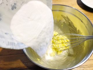 3、烘焙入门,蔓越莓饼干,黄油软化后,加入60g糖粉,手动打蛋器搅拌均匀