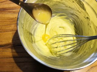 4、烘焙入门,蔓越莓饼干,加入蛋液,继续搅拌均匀