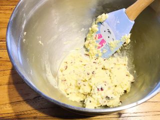 7、烘焙入门,蔓越莓饼干,换硅胶刀搅拌均匀,直到无明显干粉即可