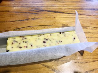 9、烘焙入门,蔓越莓饼干,将饼干面团放进模具,整形后放入冰箱冷冻20-30min