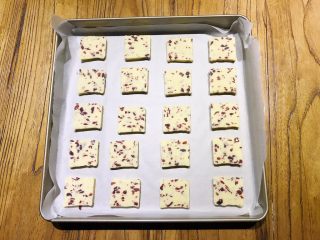 12、烘焙入门,蔓越莓饼干,烤盘铺吸油纸,将饼干片均匀放置烤盘上