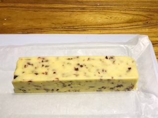 10、烘焙入门,蔓越莓饼干,冷冻后的面团取出,均匀的切成饼干片