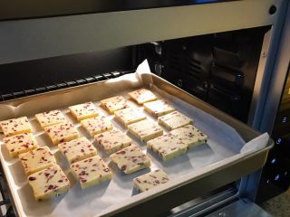 13、烘焙入门,蔓越莓饼干,送入烤箱,烤20min,对烤箱温度拿不准的可在最后几分钟观察上色