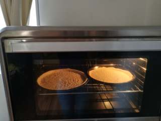 6、香蕉披萨,6.	入预热好的烤箱，175度上火，下火150度，烤约8分钟后取出