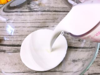 4、坚果草莓酸奶慕斯-午后甜品少女心,稀奶油200毫升常温下放置片刻，倒入无水的容器中