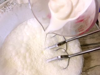 6、坚果草莓酸奶慕斯-午后甜品少女心,酸奶50毫升慢慢倒入，边搅拌边倒入