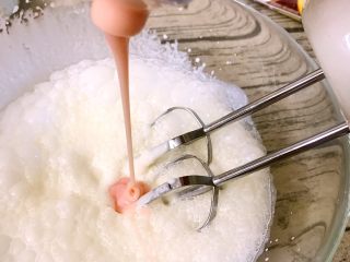 7、坚果草莓酸奶慕斯-午后甜品少女心,草莓炼乳30毫升边搅拌边倒入