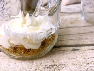 11、坚果草莓酸奶慕斯-午后甜品少女心,挤入草莓酸奶慕斯