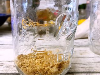 10、坚果草莓酸奶慕斯-午后甜品少女心,取一个自己喜欢的玻璃瓶子或容器，底部平铺麦片饼干碎