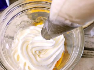 13、坚果草莓酸奶慕斯-午后甜品少女心,再挤入一层草莓酸奶慕斯