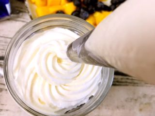 15、坚果草莓酸奶慕斯-午后甜品少女心,最后再挤入草莓酸奶慕斯，挤成山尖状